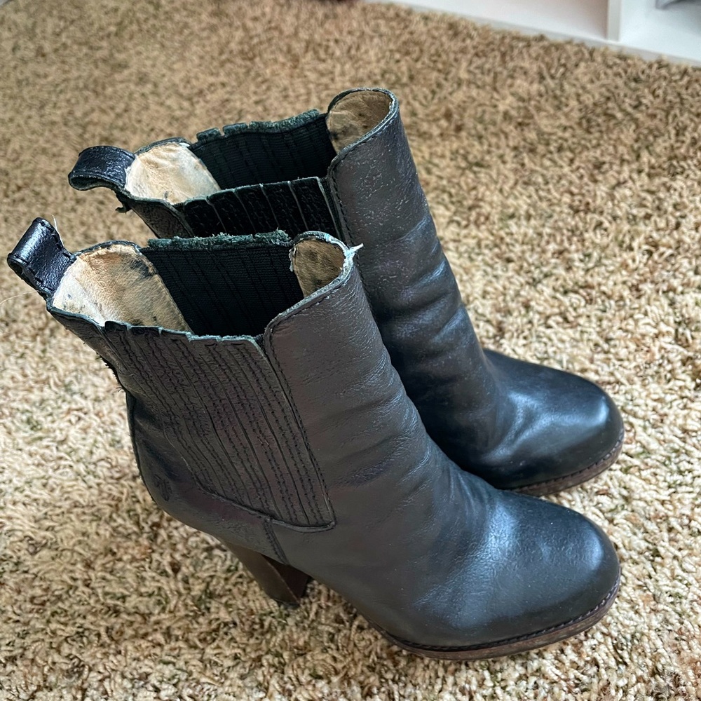 Frye women’s bootie shoe size 7